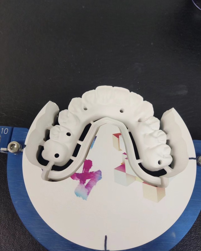 ความโปร่งแสง 43%-57% ความแข็งแรงในการดัดงอ 700-1200 MPa YUCERA Dental ระบบเปิด 98 มม. CAD/CAM 4D Pro Multilayer Zirconia Block