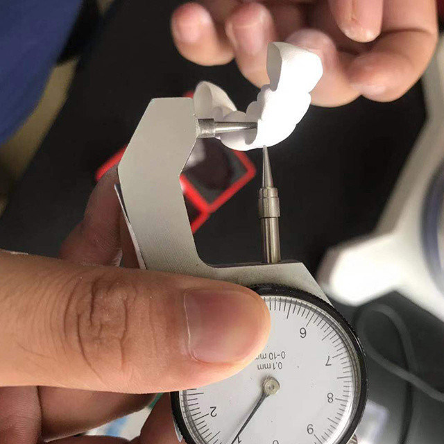 เครื่องกัด CNC 5 แกนสำหรับ CAD/CAM ทางทันตกรรม สำหรับบล็อกเซอร์โคเนียทางทันตกรรม และอุปกรณ์/หน่วยทันตกรรม และห้องปฏิบัติการทันตกรรม